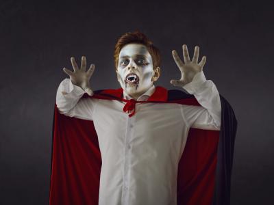 Vampyrdreng med hugtænder.