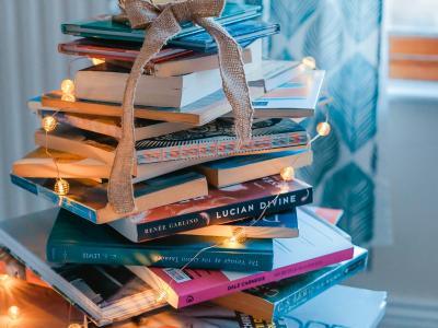 Bogtårn med lyskæde og julebøger