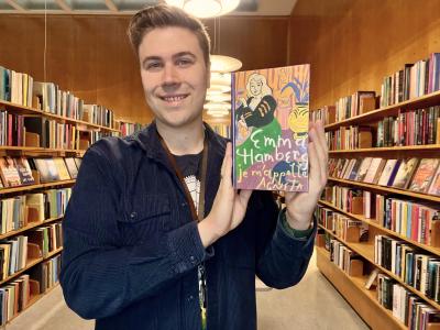 Bibliotekar Mathias Lyngs holder den bog, han anbefaler.