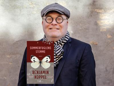 Portrætbillede af Benjamin Koppel med bogforsiden til "Sommerfuglens sang".