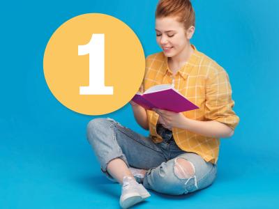 Pige sidder og skriver i bog. 1-tal i gul cirkel. Blå baggrund.