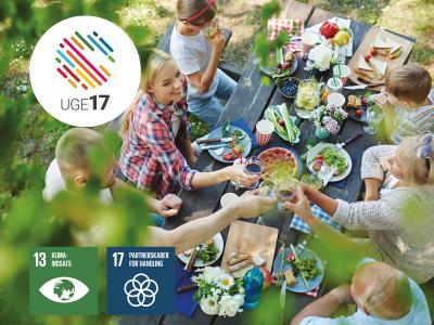 Folk i forskellige aldre sidder samlet om et bord og spiser sammen. Uge 17 logo. Verdensmål 13 og 17.