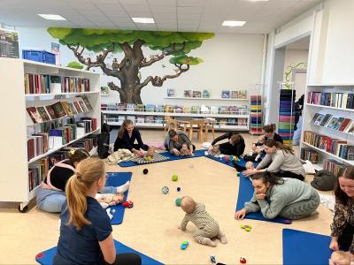 Billede fra tidligere barselscafé på Ullerslev Bibliotek.
