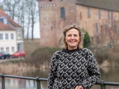 Lise-Lotte Jenseni historisk strik ved voldgraven foran Nyborg Slot.
