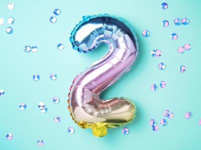 2-tals folieballin i blå, pink og gule nuancer.