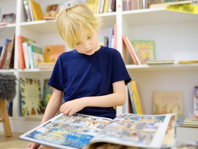 Dreng læser i tegneserie.