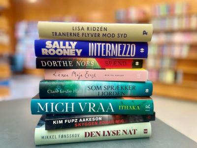De nye læsekredsbøger stablet på Nyborg Bibliotek.