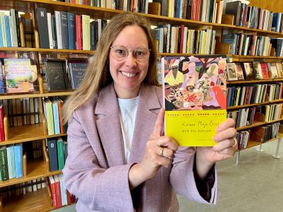 Bibliotekar Johanne Søndergaard Louv med bogen "Kun til navlen"