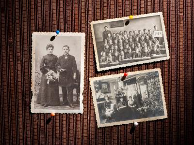 Gamle sort/hvid-fotografier på en opslagstavle.