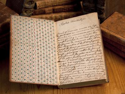 Gammel bog med gammel håndskreven skrift.