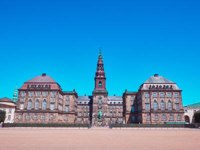 Christiansborg Slot med blå himmel.