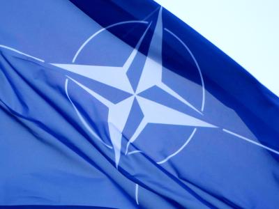 NATO-flag blafrer mod himlen