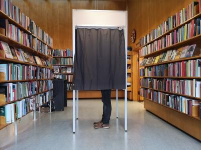 Person står i stemmeboks på Nyborg Bibliotek.