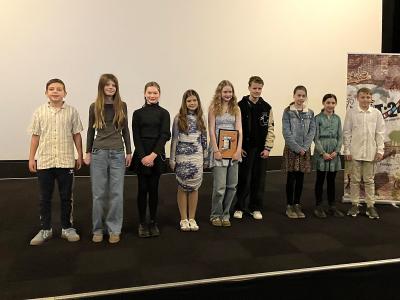 Her ses de tre præmierede hold fra 4.-5. klasse. Længst til venstre er det Alen, Anna og Lea, der fik 1. pladsen.