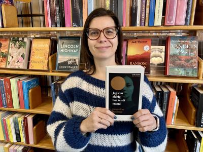 Bibliotekar Marianne Wismar Mühring står med bogen "Jeg som aldrig har kendt mænd".
