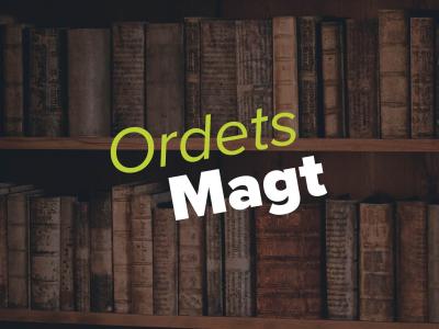 Titlen "Ordets Magt" på en mørk baggrund med gamle bøger i en bogreol.