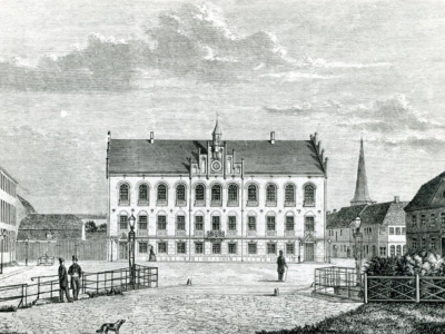 Facaden af Rådhuset indviet 1863. Bag de midterste syv vinduer på 2. sal lå solennitetssalen, og bag de midterste syv vinduer på 1. sal lå teateret. Foto: Nyborg Lokalhistoriske Arkiv