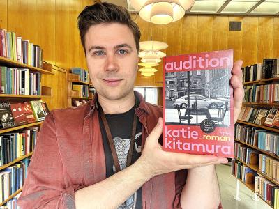 Bibliotekar Mathias Lyngs står med bogen "Audition"