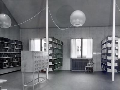 Gammelt fotografi af udlånslokalet på Nyborg Bibliotek, som det tog sig ud ved åbningen i 1939.