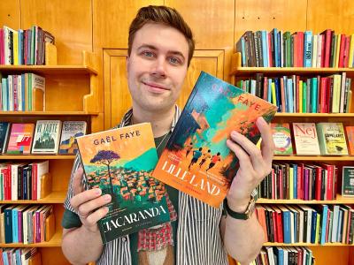 Bibliotekar Mathias med bøgerne "Lille land" og "Jacaranda"