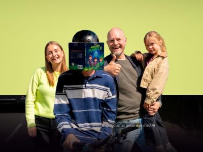 Billede fra kampagnen. En dreng har tapet en bog fast på sin cykelhjelm foran sit ansigt, mens hans glade familie står omkring ham. Bogomslaget er genereret med AI.