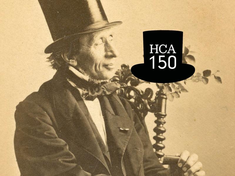 Fotografi med portræt af H.C. Andersen og logo med sort høj hat med teksten HCA 150.