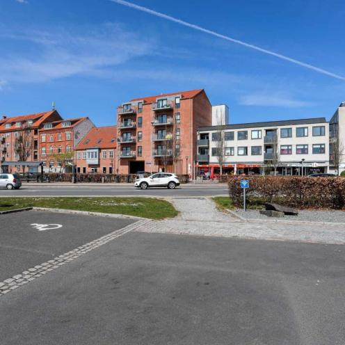 Royalcentrets facade mod Dronningensvej set fra havnen. Den senest byggede 4-etages røde bygning ligger, hvor ”Restaurant Færgegården” lå.