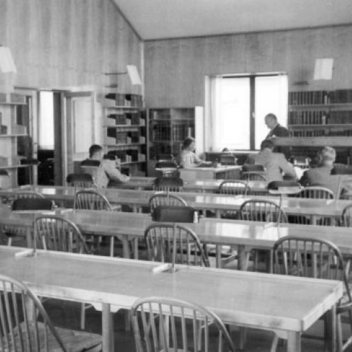 Bibliotekets læsesal med de originale møbler designet af Hans J. Wegner. Hver plads var udstyret med en lille grøn glaslampe.