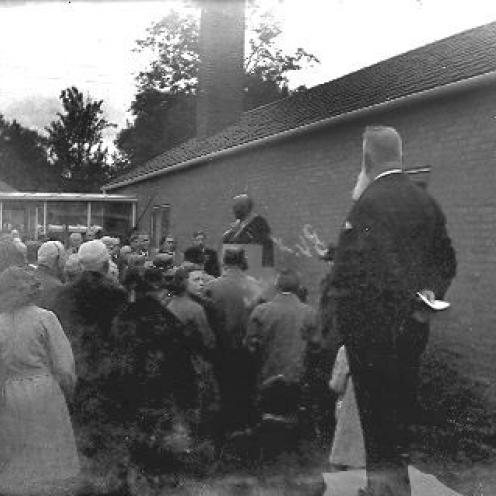 Offentliggørelse af busten af tidligere borgmester Ludvig Hansen foran Nyborg Bibliotek. Busten blev offentliggjort i forbindelsen med indvielsen.