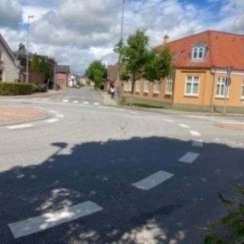 Stationsvejen som den ser ud i dag. Ikke meget er genkendeligt. Kun den store hjørneejendom til højre i renoveret udgave kan genkendes.