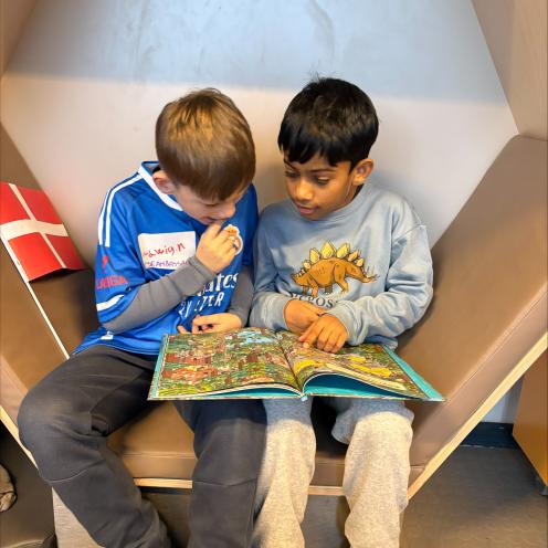 Der er gang i læsningen på Danehofskolens SFO-bibliotek.