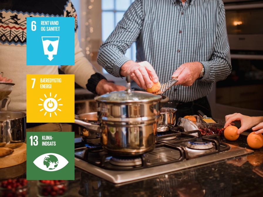 Familie står om gryderne og laver julemad. Verdensmål 6, 7 og 13.