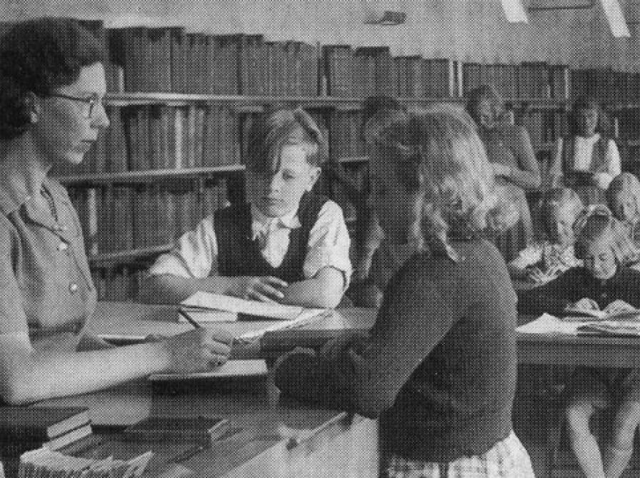 Biblioteket havde separat læsesal og udlån til børn, og det fungerede både som børne- og skolebibliotek.