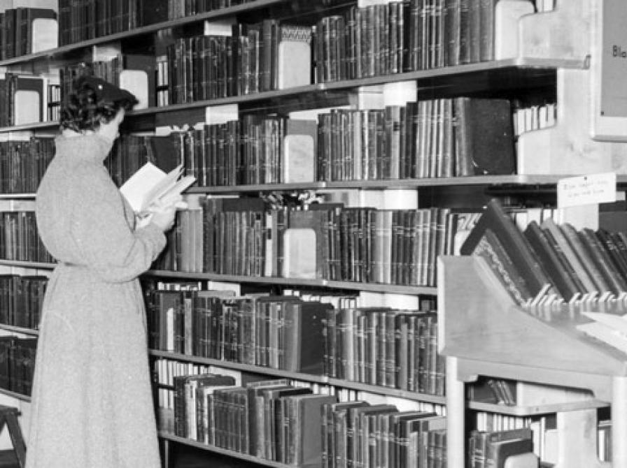 … og fortsætter i den skønlitterære afdeling, hvor hun udvælger sin kommende læseoplevelse.