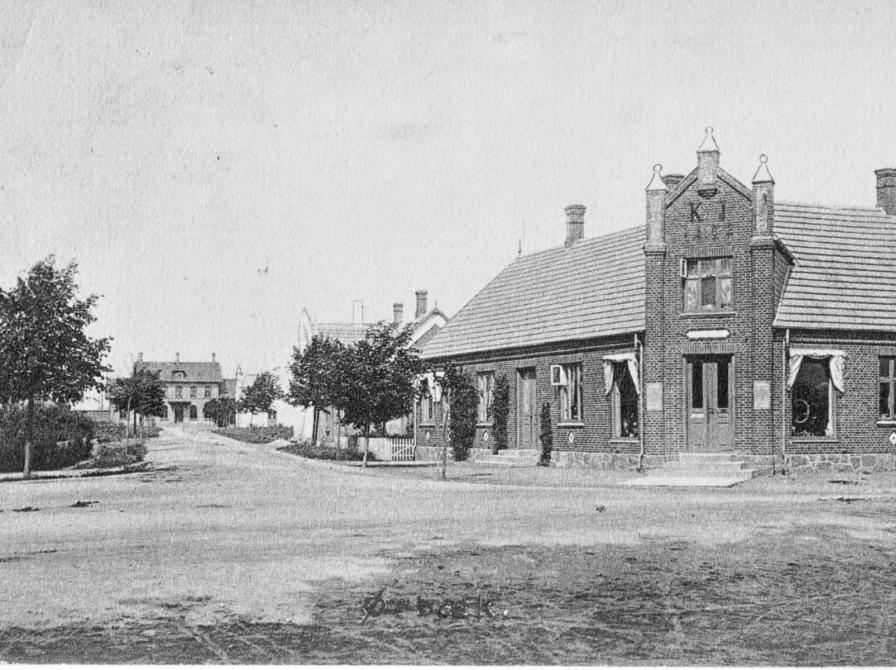 Stationen, som var den største mellemstation mellem Nyborg og Ringe, ses for enden af den nyanlagte vej. Til højre ses den store hjørneejendom, hvor der senere blev autoværksted. Som tredje hus på højre side, anes missionshuset, som blev bygget i 1906. Foto: Postkort fra 1906-08 fra forfatterens samling.