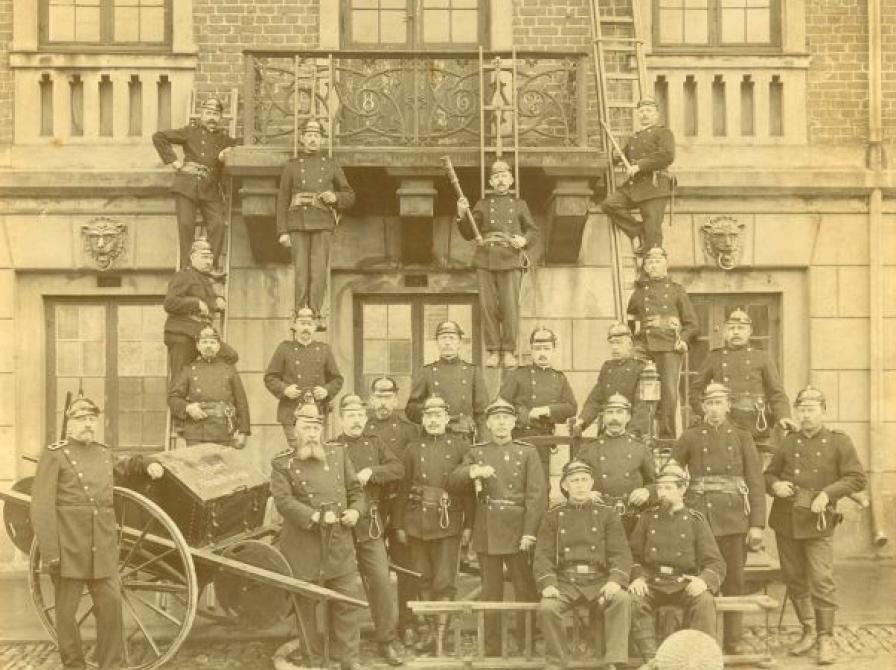 Ca. 1900. Nyborg Brandkorps foran Nyborg Rådhus. Foto: Otto Nørmark, Nyborg