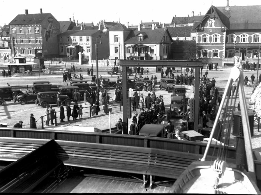 Yderst til højre set fra havnen ”Hotel Royals” facade mod Dronningensvej. Efter ”smøgen” ved siden af hotellet ”Restaurant Færgegården” og her efter ”Hotel Dania”.