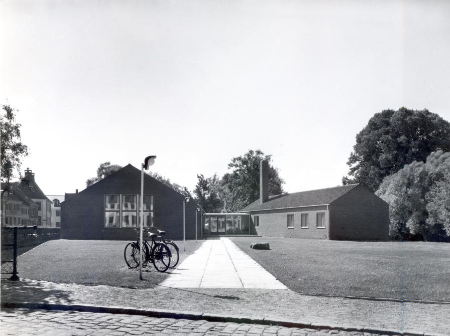 Stien op til Nyborg Bibliotek. Bemærke hvordan de to fløje hilser dig velkommen som to udbredte arme.