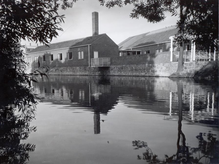 Nyborg Bibliotek set fra voldgraven.