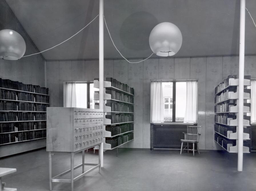 Udlånet med en af Wegners Windsor-stole og kartoteksskabet.