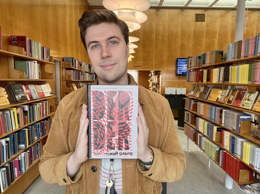 Bibliotekar Mathias holder bogen "Der Der".