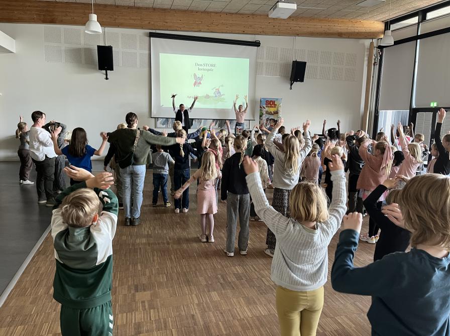 Forfatter Sophie Souid og illustrator Emilia Rubæk var gode til at inddrage børnene i Sol-showet. Her skulle vi lige have gang i kroppen inden en konkurrence.