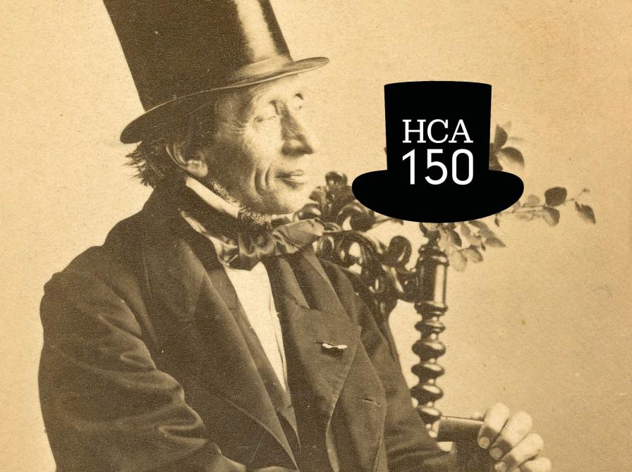 Fotografi med portræt af H.C. Andersen og logo med sort høj hat med teksten HCA 150.