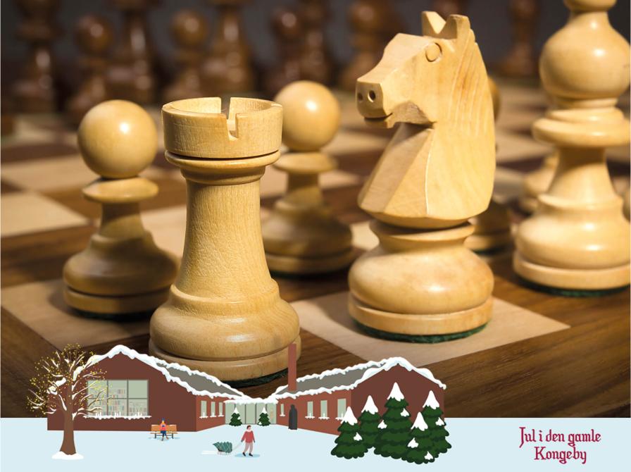 Skakbrikker af træ. I bunden en illustration af Nyborg Bibliotek dækket af sne og logoet for Jul i den gamle Kongeby.