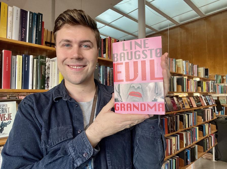 Bibliotekar Mathias Lyngs holder bogen Evil Grandma.
