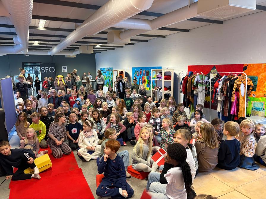 Stort fremmøde ved åbningen af Danehofskolens nye SFO-bibliotek.