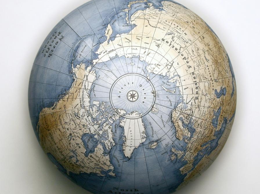 Globus der viser Arktis og den nordlige halvkugle