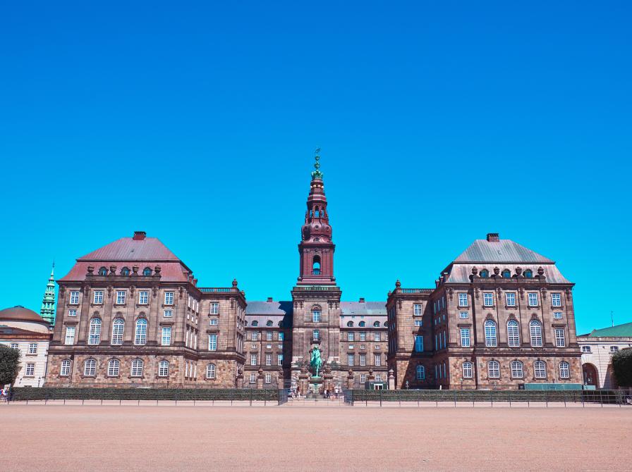 Christiansborg Slot med blå himmel.