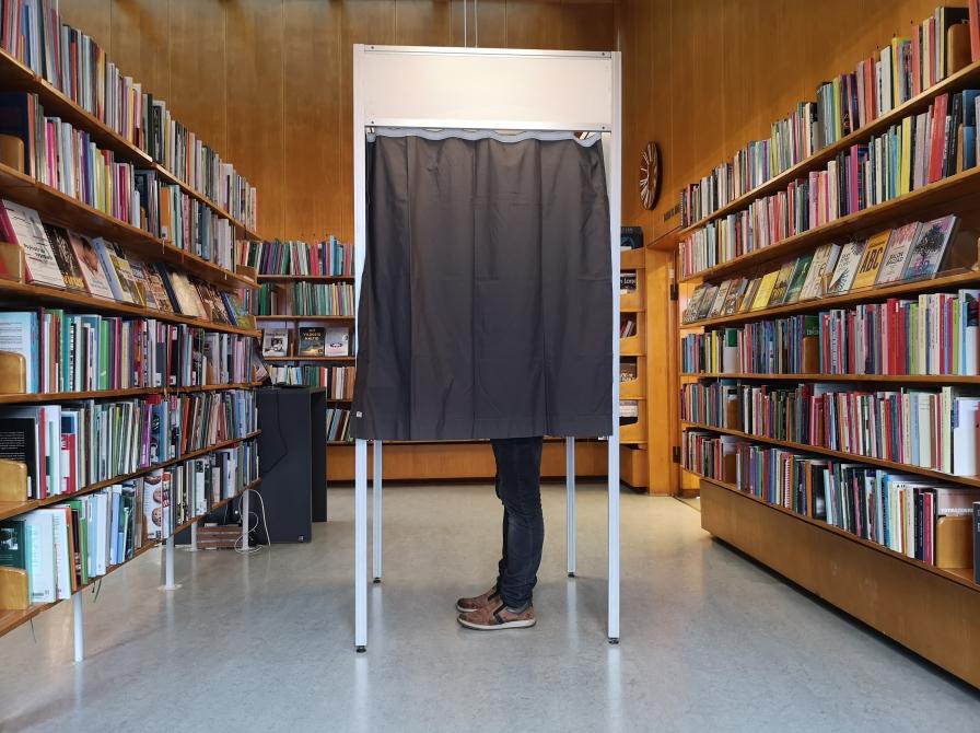 Person står i stemmeboks på Nyborg Bibliotek.