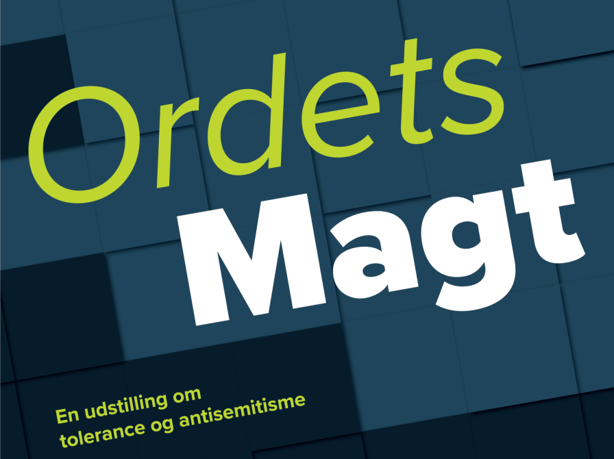 "Ordets Magt: En udstilling om tolerence og antisemitisme" står med grøn og hvid skrift på en mørk baggrund.